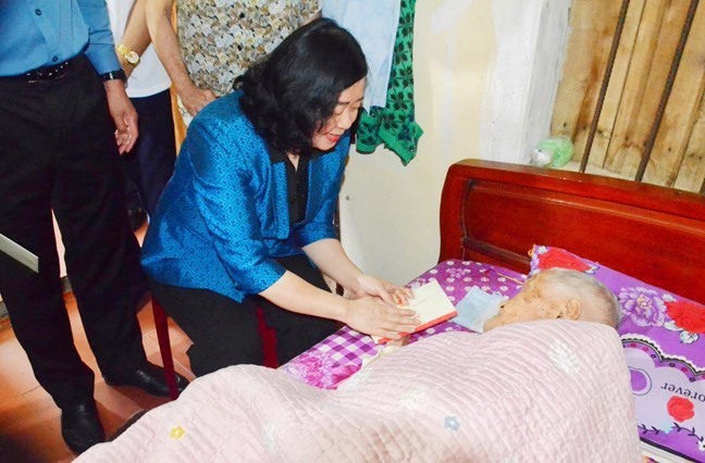 President of VFF Central Committee Bui Thi Minh Hoai Visits, Presents Gifts to Policy Beneficiary Families in Ninh Binh, Thanh Hoa President of VFF Central Committee Bui Thi Minh Hoai Visits, Presents Gifts to Policy Beneficiary Families in Ninh Binh, Thanh Hoa