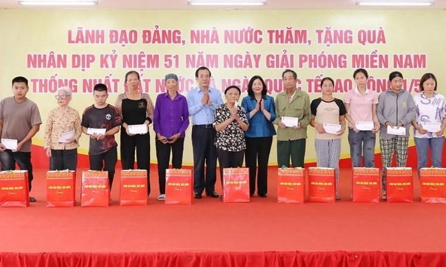Ms. Bùi Thị Minh Hoài, President of the Vietnam Fatherland Front Central Committee, presented gifts to policy beneficiary families and the poor in Thanh Hóa province. (Photo: mattran.org.vn) Ms. Bùi Thị Minh Hoài, President of the Vietnam Fatherland Front Central Committee, presented gifts to policy beneficiary families and the poor in Thanh Hóa province. (Photo: mattran.org.vn)