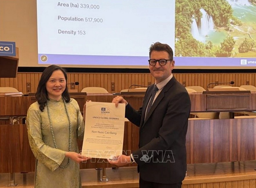 On behalf of the Vietnamese delegation, Ambassador Nguyen Thi Van Anh, Permanent Representative of Vietnam to UNESCO, receives the certificate of revalidation for Non Nuoc Cao Bang Global Geopark. (Photo: VNA) On behalf of the Vietnamese delegation, Ambassador Nguyen Thi Van Anh, Permanent Representative of Vietnam to UNESCO, receives the certificate of revalidation for Non Nuoc Cao Bang Global Geopark. (Photo: VNA)