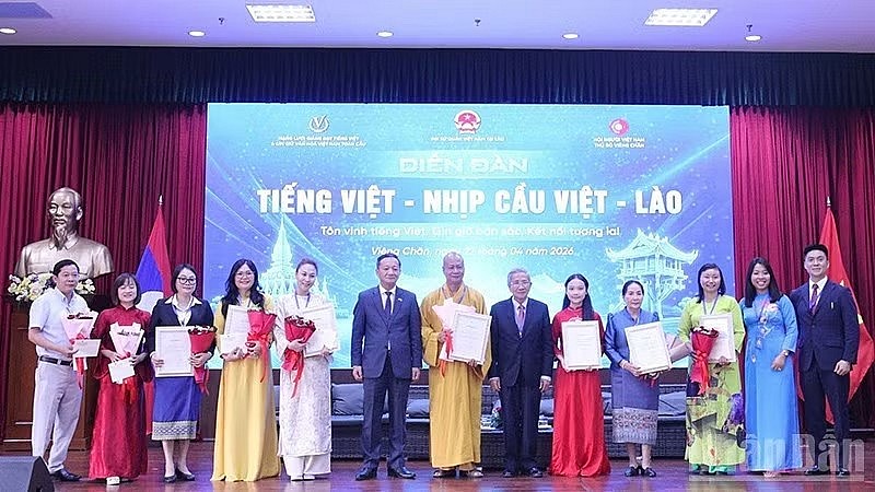 Vietnamese Ambassador to Laos Nguyen Minh Tam honoured and expressed gratitude to outstanding individuals and collectives for their positive contributions to teaching and promoting the Vietnamese language in Laos. (Photo: DUY TOAN) Vietnamese Ambassador to Laos Nguyen Minh Tam honoured and expressed gratitude to outstanding individuals and collectives for their positive contributions to teaching and promoting the Vietnamese language in Laos. (Photo: DUY TOAN)