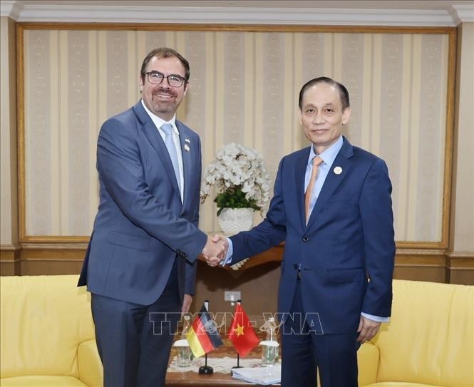 Bộ trưởng Ngoại giao Lê Hoài Trung gặp Quốc vụ khanh Bộ Ngoại giao Đức Florian Hahn.