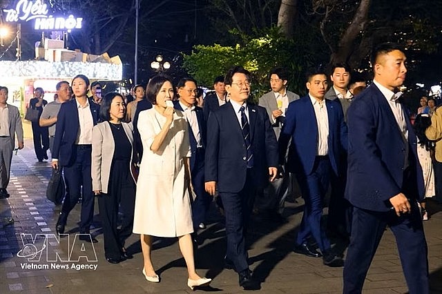 President of the Republic of Korea Lee Jae Myung and his spouse take a stroll around Hoàn Kiếm Lake in Hà Nội during a visit to Vietnam in April 2026. Photo: VNS President of the Republic of Korea Lee Jae Myung and his spouse take a stroll around Hoàn Kiếm Lake in Hà Nội during a visit to Vietnam in April 2026. Photo: VNS