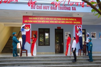 Quân, dân Trường Sa sôi nổi chào mừng ngày 30/4 và 1/5