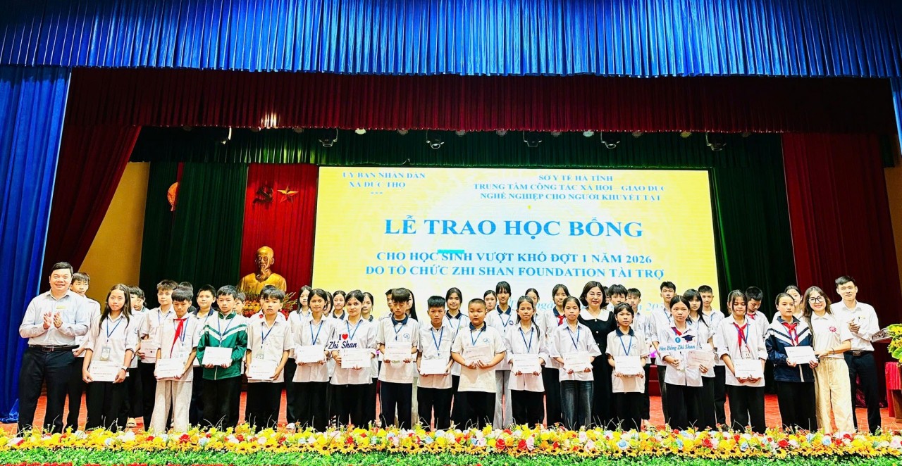 355 Disadvantaged Students in Ha Tinh Receive Zhi Shan Scholarships 355 Disadvantaged Students in Ha Tinh Receive Zhi Shan Scholarships