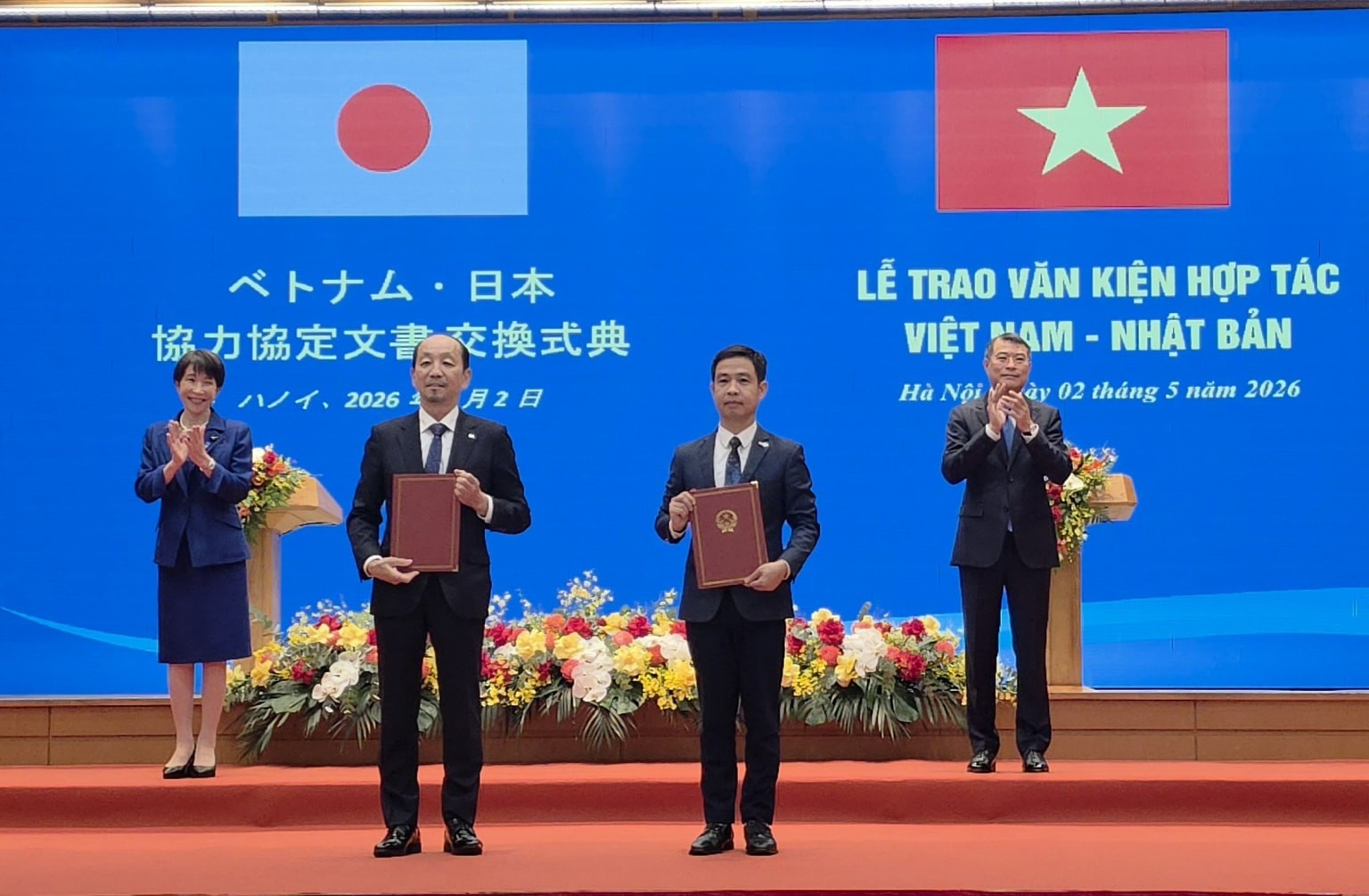 Thủ tướng Lê Minh Hưng và Thủ tướng Nhật Bản Takaichi Sanae chứng kiến lễ trao các văn kiện hợp tác song phương. Thủ tướng Lê Minh Hưng và Thủ tướng Nhật Bản Takaichi Sanae chứng kiến lễ trao các văn kiện hợp tác song phương.