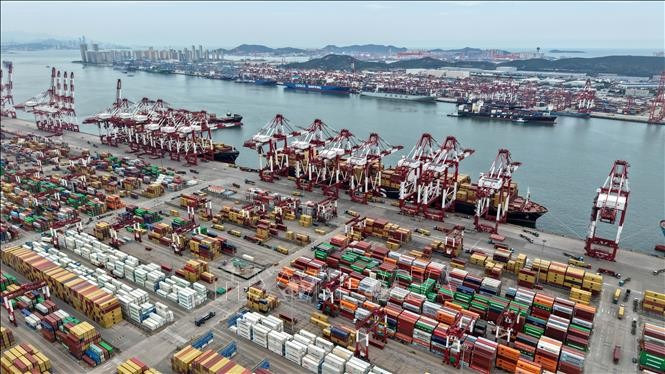 Quang cảnh cảng hàng hóa tại Thanh Đảo, tỉnh Sơn Đông, Trung Quốc. Ảnh: THX/TTXVN Quang cảnh cảng hàng hóa tại Thanh Đảo, tỉnh Sơn Đông, Trung Quốc. Ảnh: THX/TTXVN
