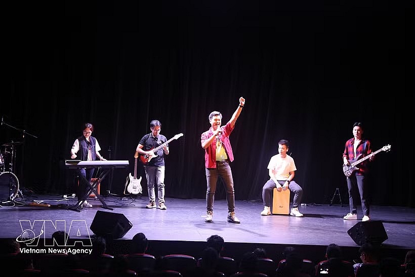 Vietnamese students perform at the event. (Photo: VNA)