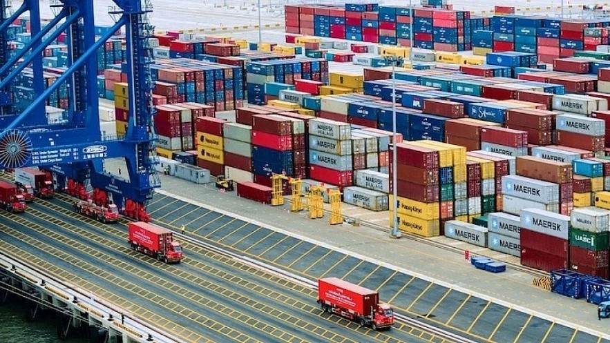 Vietnam posts a US$7.11 billion trade deficit in the first four months of 2026 as imports surged 28.7%, reflecting strong demand for production inputs and FDI-led exports. (Illustrative image)