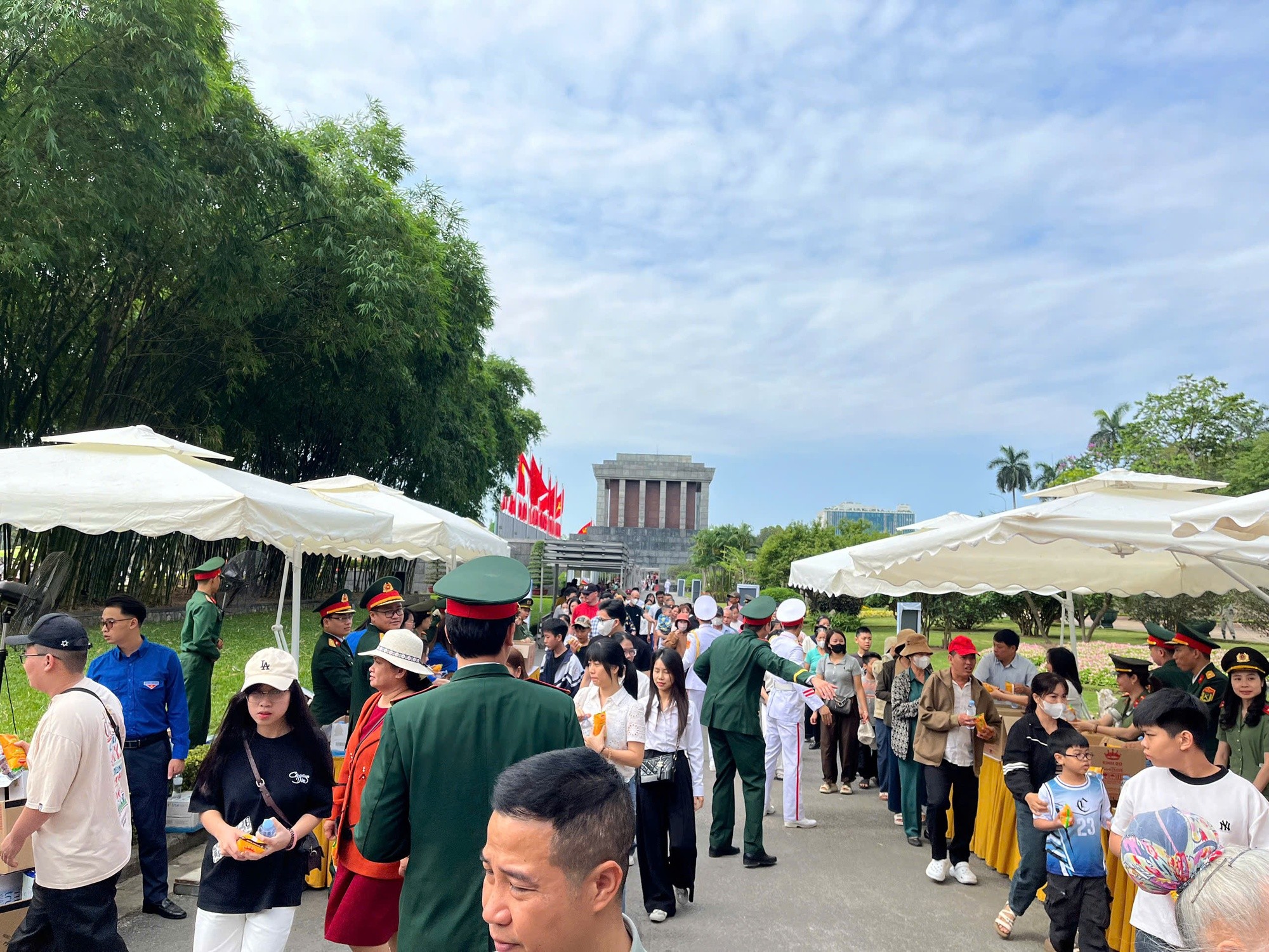 Bộ Tư lệnh Lăng Chủ tịch Hồ Chí Minh phối hợp với Sở Du lịch Hà Nội bố trí các suất quà dành cho nhân dân và du khách tham quan dịp lễ 30/4 - 1/5. (Ảnh: Cục Du lịch Quốc gia Việt Nam) Bộ Tư lệnh Lăng Chủ tịch Hồ Chí Minh phối hợp với Sở Du lịch Hà Nội bố trí các suất quà dành cho nhân dân và du khách tham quan dịp lễ 30/4 - 1/5. (Ảnh: Cục Du lịch Quốc gia Việt Nam)