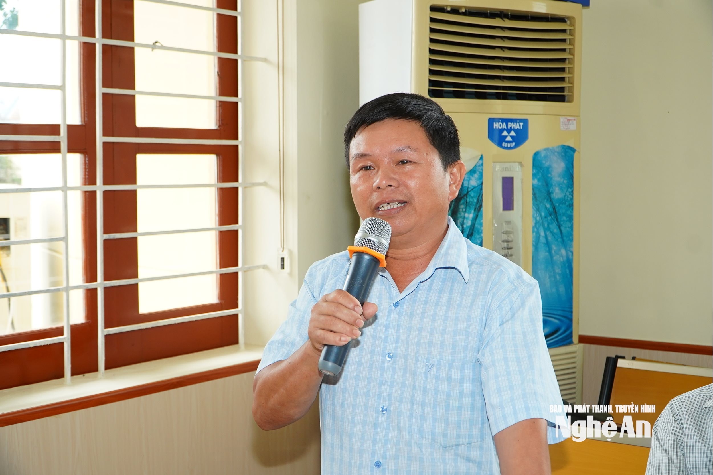 Cử tri xã Tân Kỳ phát biểu ý kiến tại hội nghị. Ảnh: Bông Mai Cử tri xã Tân Kỳ phát biểu ý kiến tại hội nghị. Ảnh: Bông Mai