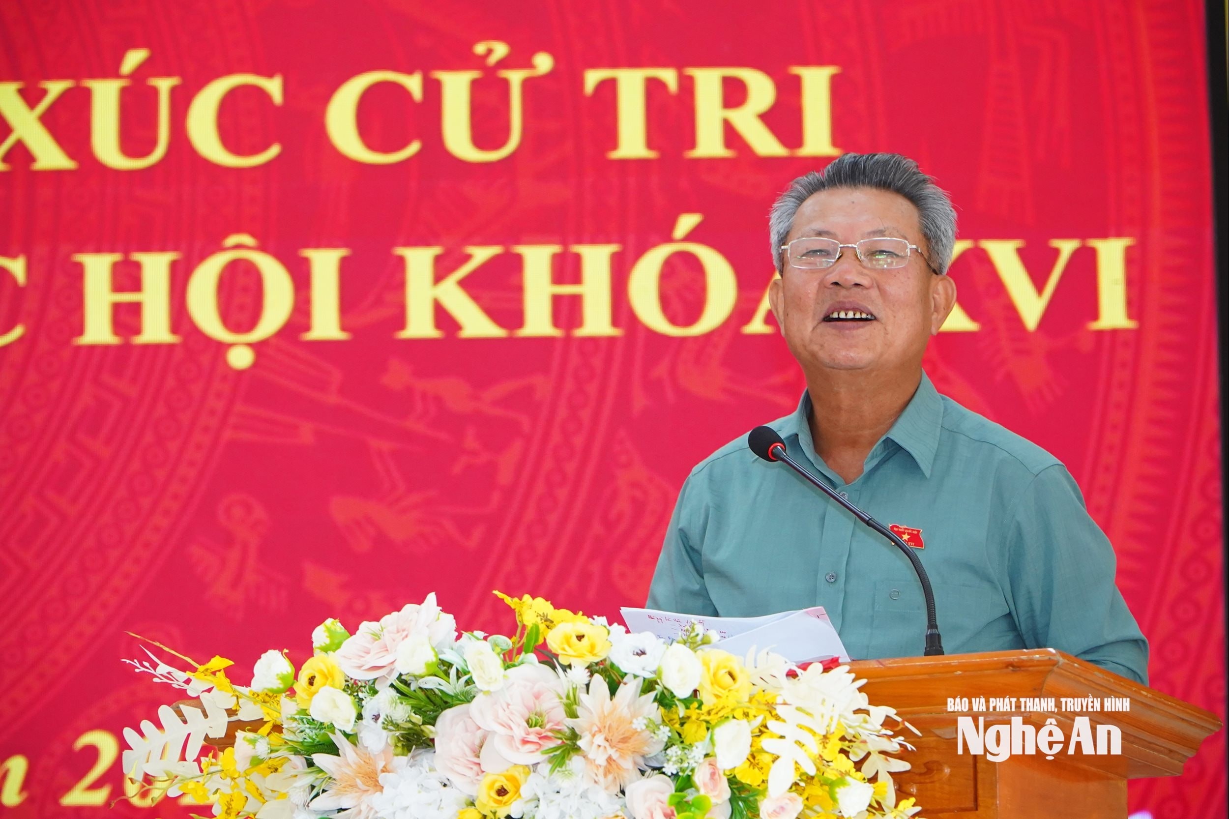 ĐBQH Nguyễn Sỹ Hội tiếp thu, giải đáp một số kiến nghị của cử tri. (Ảnh: Bông Mai) ĐBQH Nguyễn Sỹ Hội tiếp thu, giải đáp một số kiến nghị của cử tri. (Ảnh: Bông Mai)