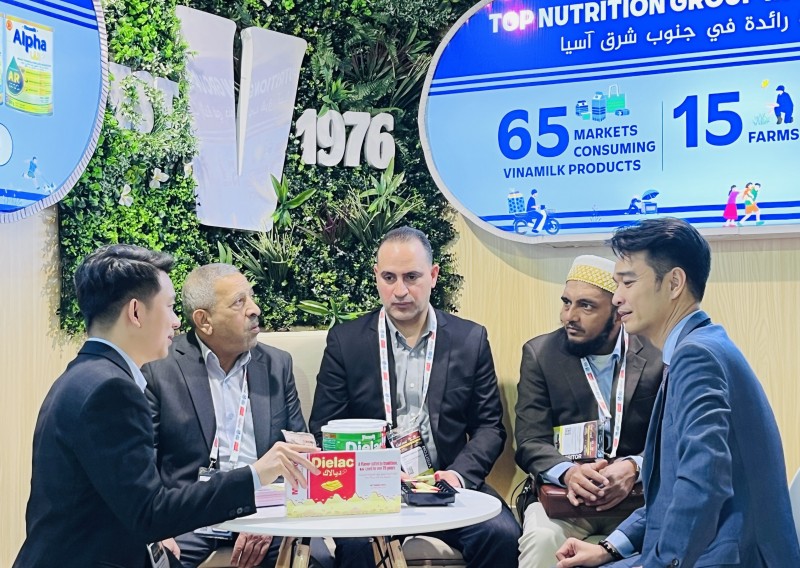 Hình 2 (báo chọn 1 trong các hình): Vinamilk gặp gỡ đối tác, xúc tiến thương mại tại Hội chợ Quốc tế về Thực phẩm và Đồ uống Gulfood 2026 (tại Dubai) vào tháng 1/2026 và vẫn đảm bảo các đơn hàng xuất khẩu qua thị trường Trung Đông trong quý 1. Ảnh: Vi Nam