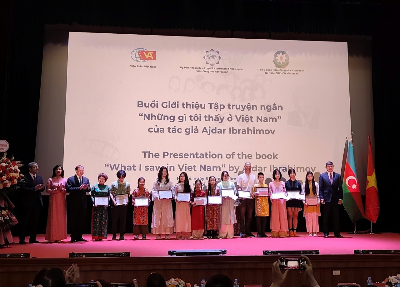 Certificates were presented to students participating in illustrating the book “What I Saw in Vietnam.” (Photo: Bach Duong) Certificates were presented to students participating in illustrating the book “What I Saw in Vietnam.” (Photo: Bach Duong)