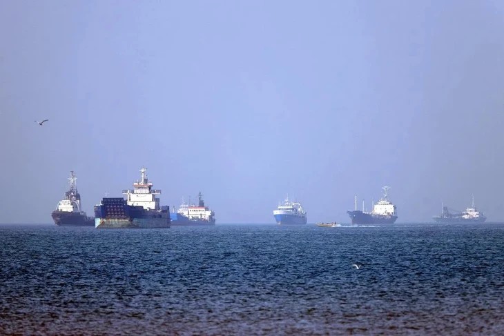 Các tàu neo đậu tại eo biển Hormuz ở miền nam Iran - Ảnh: AFP