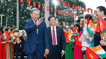 Tổng Bí thư, Chủ tịch nước Tô Lâm gặp gỡ cán bộ Đại sứ quán và cộng đồng người Việt Nam tại Ấn Độ