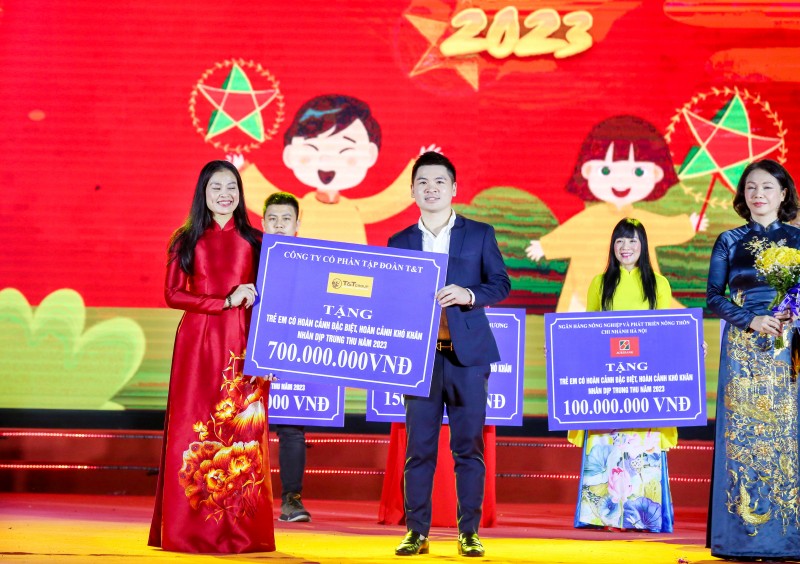 Trong nhiều năm qua, ông Đỗ Vinh Quang cùng T&T Group và các doanh nghiệp trong hệ sinh thái đã triển khai nhiều hoạt động hỗ trợ trẻ em có hoàn cảnh khó khăn tại nhiều tỉnh, thành trên cả nước. Trong nhiều năm qua, ông Đỗ Vinh Quang cùng T&T Group và các doanh nghiệp trong hệ sinh thái đã triển khai nhiều hoạt động hỗ trợ trẻ em có hoàn cảnh khó khăn tại nhiều tỉnh, thành trên cả nước.