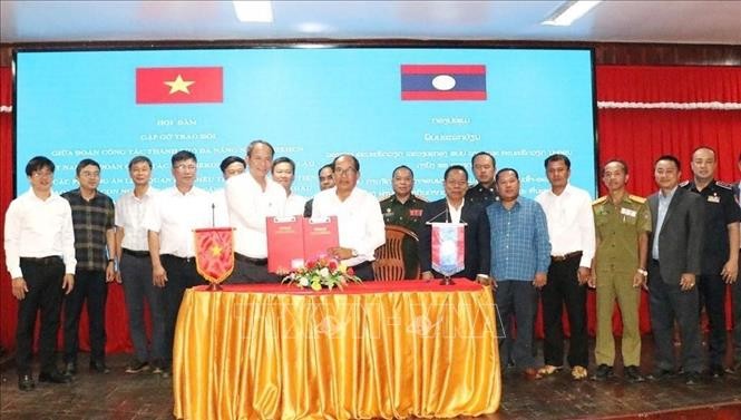 Phó Trưởng ban Quản lý Khu kinh tế mở Chu Lai Thiều Việt Dũng và Giám đốc Sở Tài chính tỉnh Xekong Khamhou Onmani trao đổi Biên bản ký kết. Ảnh: Xuân Tú/PV TTXVN tại Lào Phó Trưởng ban Quản lý Khu kinh tế mở Chu Lai Thiều Việt Dũng và Giám đốc Sở Tài chính tỉnh Xekong Khamhou Onmani trao đổi Biên bản ký kết. Ảnh: Xuân Tú/PV TTXVN tại Lào