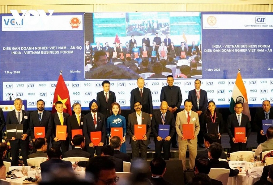 Vietnamese Party General Secretary and President To Lam winesses the handover of cooperation documents between Vietnamese and Indian businesses at their joint business forum in Mumbai on May 7 Vietnamese Party General Secretary and President To Lam winesses the handover of cooperation documents between Vietnamese and Indian businesses at their joint business forum in Mumbai on May 7
