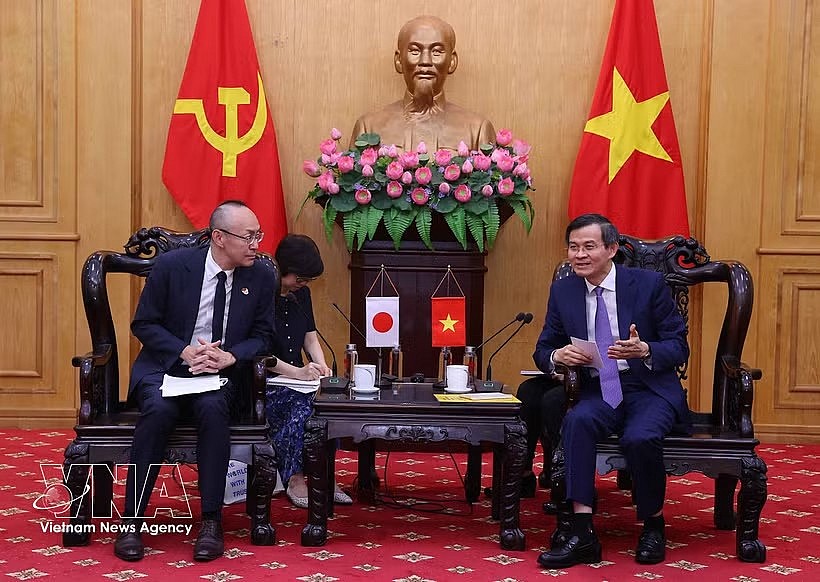 Politburo member and Director of the Ho Chi Minh National Academy of Politics (HCMA) Assoc. Prof. Dr. Doan Minh Huan (right) and Chief Representative of the Japan International Cooperation Agency (JICA) in Vietnam Kobayashi Yosuke at their meeting on May 7. (Photo: VNA) Politburo member and Director of the Ho Chi Minh National Academy of Politics (HCMA) Assoc. Prof. Dr. Doan Minh Huan (right) and Chief Representative of the Japan International Cooperation Agency (JICA) in Vietnam Kobayashi Yosuke at their meeting on May 7. (Photo: VNA)