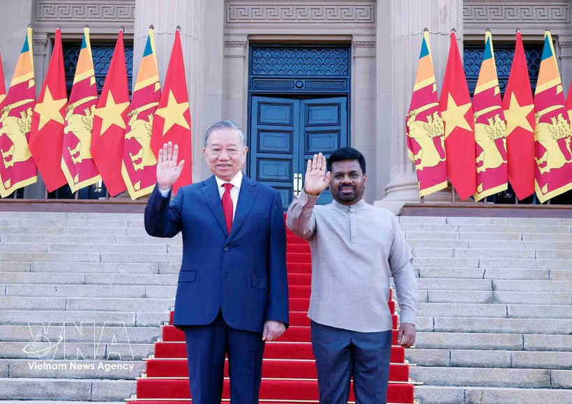 General Secretary of the Communist Party of Vietnam Central Committee and State President To Lam (L) and Sri Lankan President Anura Kumara Dissanayake at the welcome ceremony for the Vietnamese leader on May 8. (Photo: VNA)