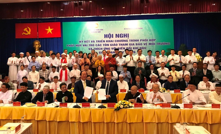 Lễ ký kết phối hợp bảo vệ môi trường giữa Ban Thường trực Ủy ban Trung ương MTTQ Việt Nam với Bộ Tài nguyên và Môi trường cùng 43 tổ chức tôn giáo, tháng 11/2022 tại TP.HCM. (Ảnh: Báo Chính phủ)