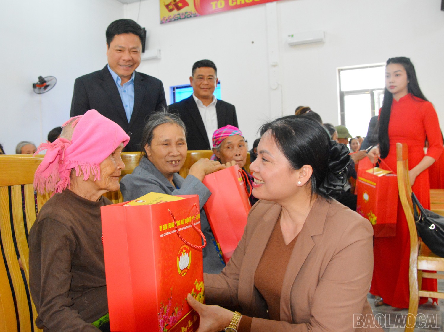 Hà Thị Nga - Ủy viên Trung ương Đảng, Phó Chủ tịch - Tổng Thư ký Ủy ban Trung ương Mặt trận Tổ quốc Việt Nam làm Trưởng đoàn đã đến thăm, tặng quà Tết tại xã Châu Quế, nhân dịp Tết Nguyên đán Bính Ngọ năm 2026.