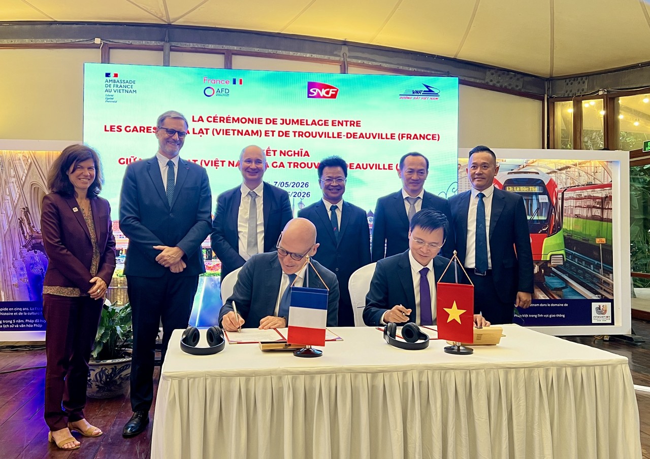 The signing ceremony of the sisterhood agreement between Vietnam’s Da Lat Station and France’s Trouville-Deauville Station. (Photo: Mai Anh)