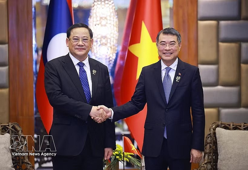 Vietnamese Prime Minister Le Minh Hung (right) and his Lao counterpart Sonexay Siphandone at their meeting in Cebu on May 8 (Photo: VNA)