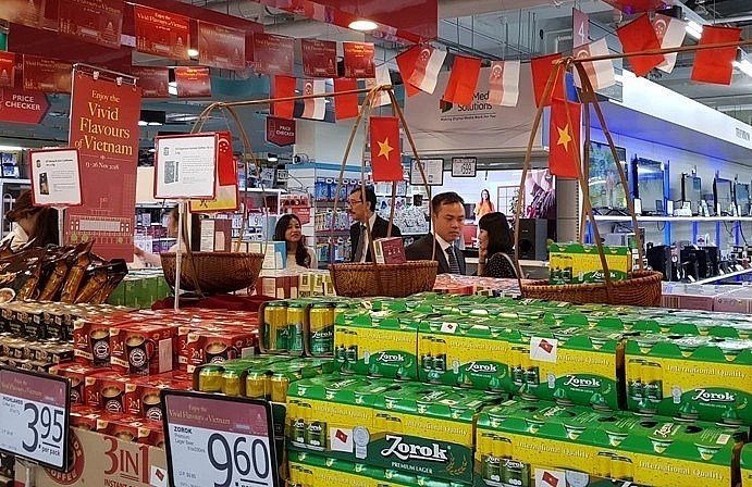 Vietnamese products are displayed at a supermarket in Singapore as businesses seek to expand the presence of Vietnamese brands overseas (Photo: VGP)