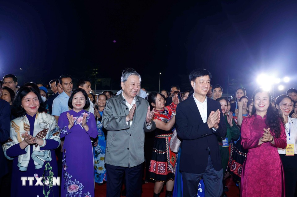  Tổng Bí thư Tô Lâm dự Ngày hội Đại đoàn kết toàn dân tộc tại phường Thượng Cát, thành phố Hà Nội (tháng 11/2025). (Ảnh: TTXVN)