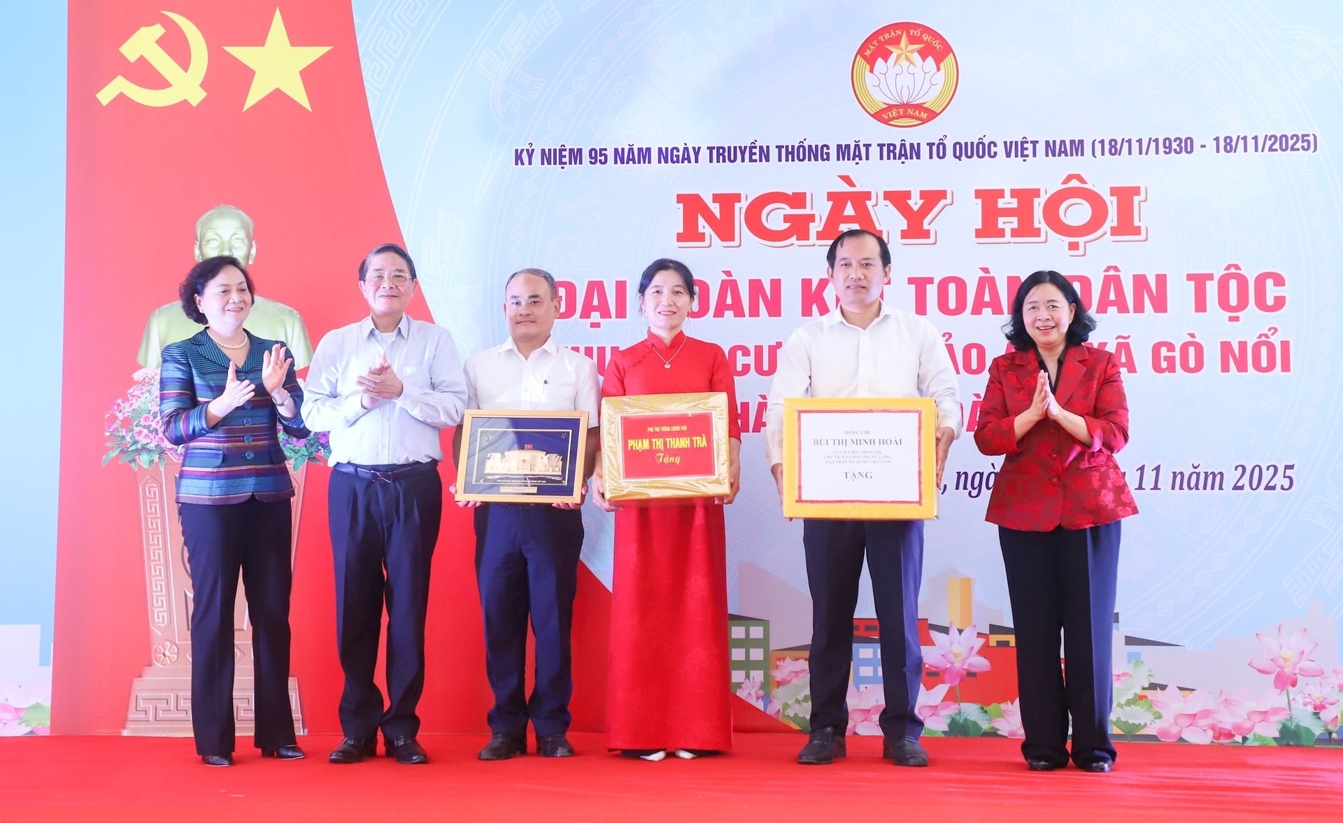 Chủ tịch Ủy ban Trung ương MTTQ Việt Nam Bùi Thị Minh Hoài tặng quà cho xã Gò Nổi, thành phố Đà Nẵng tại Ngày hội đại đoàn kết toàn dân tộc ngày 18/11/2025.