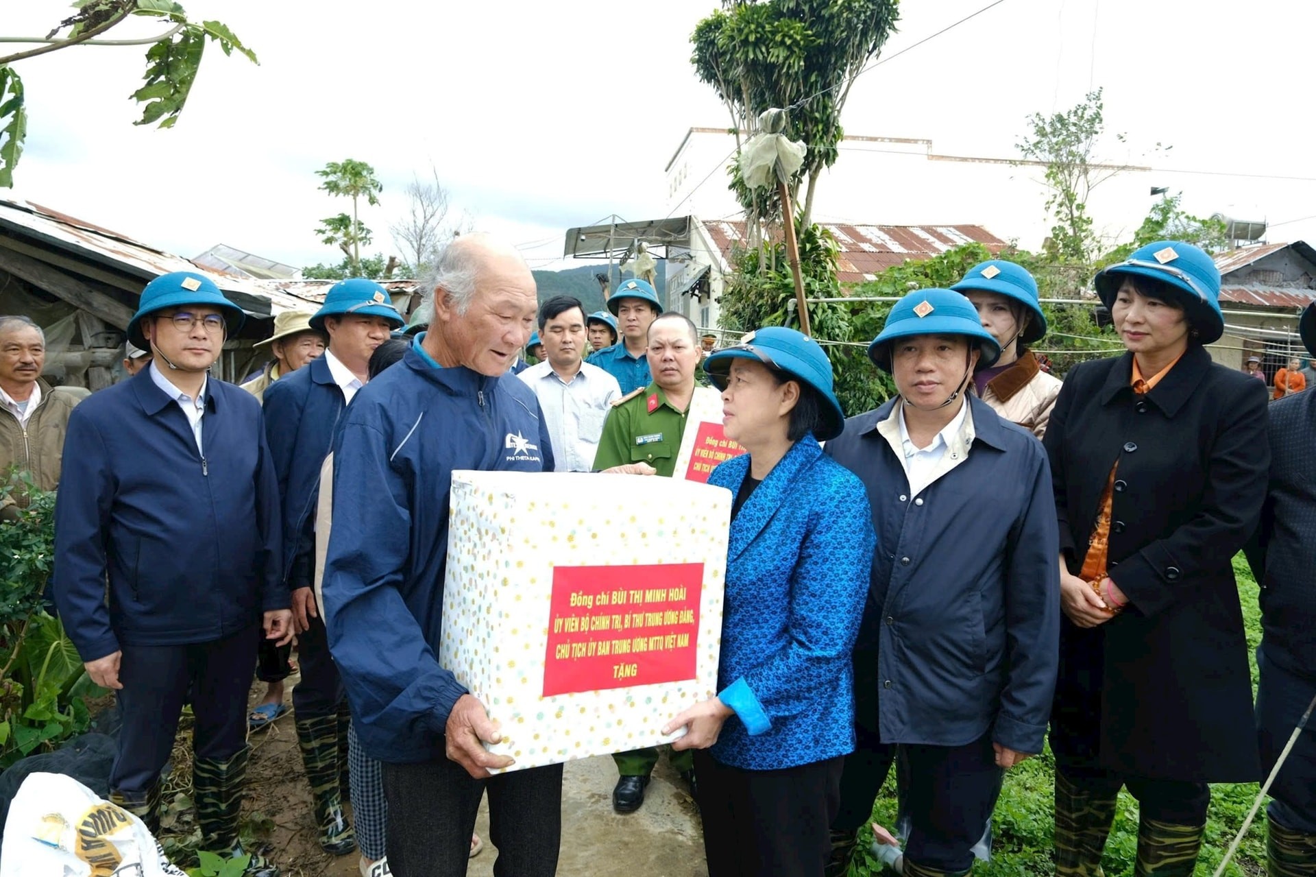 Ủy viên Bộ Chính trị, Bí thư Trung ương Đảng, Chủ tịch Ủy ban Trung ương MTTQ Việt Nam Bùi Thị Minh Hoài tặng quà, động viên người dân vùng lũ xã Ka Đô, tỉnh Lâm Đồng, ngày 22/11/2025