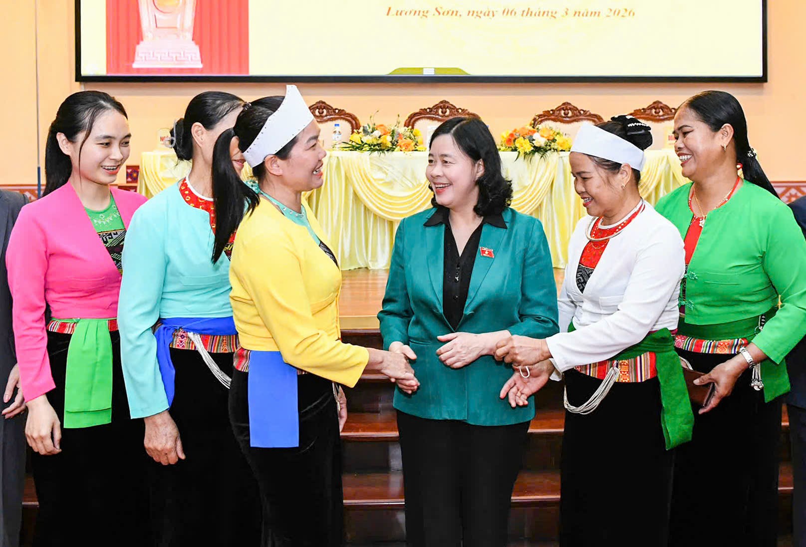 Ủy viên Bộ Chính trị, Bí thư Trung ương Đảng, Bí thư Đảng ủy MTTQ, các đoàn thể Trung ương, Chủ tịch UBTƯ MTTQ Việt Nam Bùi Thị Minh Hoài cùng với cử tri tham dự Hội nghị tiếp xúc cử tri