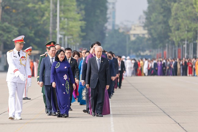 Đoàn đại biểu tham dự Đại hội đại biểu toàn quốc MTTQ Việt Nam lần thứ XI vào Lăng viếng Chủ tịch Hồ Chí Minh