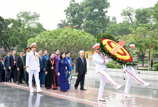 Đoàn đại biểu tham dự Đại hội đại biểu toàn quốc MTTQ Việt Nam lần thứ XI vào Lăng viếng Chủ tịch Hồ Chí Minh