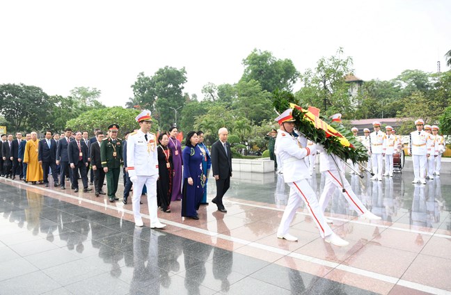 Đoàn đại biểu tham dự Đại hội đại biểu toàn quốc MTTQ Việt Nam lần thứ XI vào Lăng viếng Chủ tịch Hồ Chí Minh