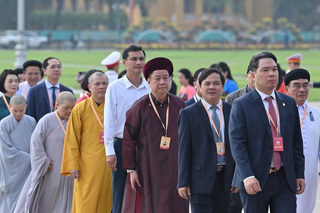 Đoàn đại biểu tham dự Đại hội đại biểu toàn quốc MTTQ Việt Nam lần thứ XI vào Lăng viếng Chủ tịch Hồ Chí Minh