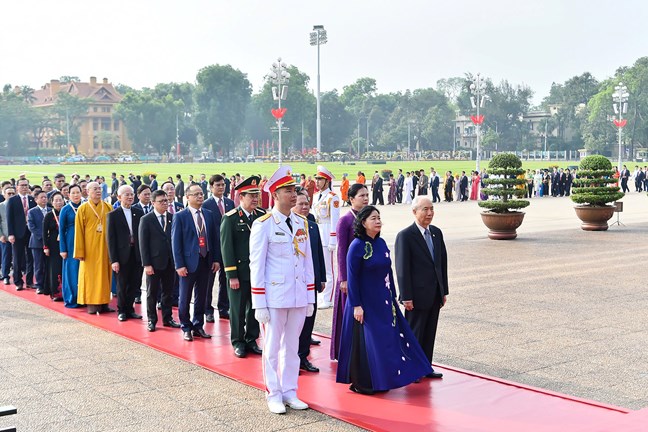 Đoàn đại biểu tham dự Đại hội đại biểu toàn quốc MTTQ Việt Nam lần thứ XI vào Lăng viếng Chủ tịch Hồ Chí Minh