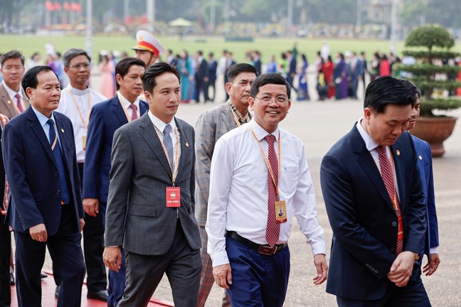 Đoàn đại biểu tham dự Đại hội đại biểu toàn quốc MTTQ Việt Nam lần thứ XI vào Lăng viếng Chủ tịch Hồ Chí Minh