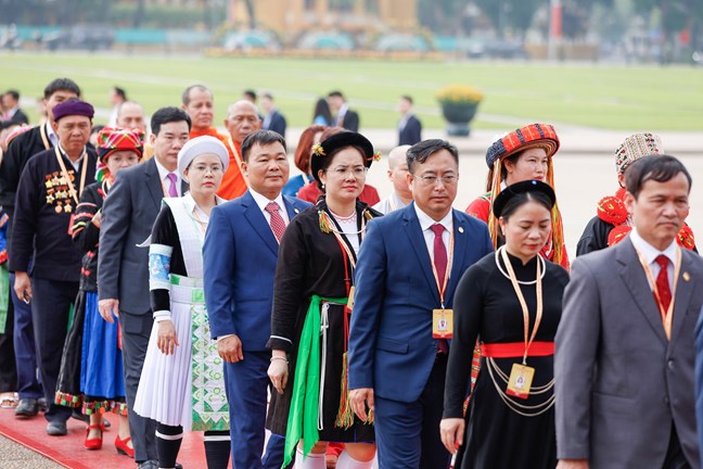 Đoàn đại biểu tham dự Đại hội đại biểu toàn quốc MTTQ Việt Nam lần thứ XI vào Lăng viếng Chủ tịch Hồ Chí Minh