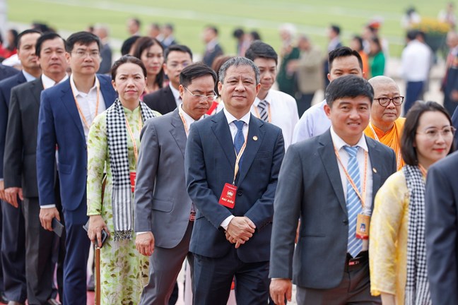 Đoàn đại biểu tham dự Đại hội đại biểu toàn quốc MTTQ Việt Nam lần thứ XI vào Lăng viếng Chủ tịch Hồ Chí Minh