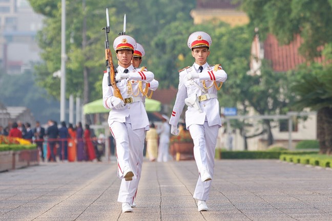 Đoàn đại biểu tham dự Đại hội đại biểu toàn quốc MTTQ Việt Nam lần thứ XI vào Lăng viếng Chủ tịch Hồ Chí Minh