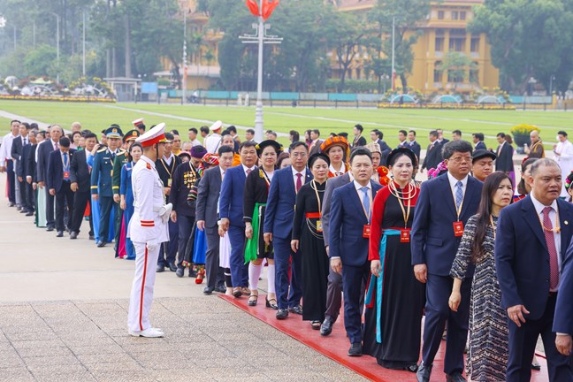 Đoàn đại biểu tham dự Đại hội đại biểu toàn quốc MTTQ Việt Nam lần thứ XI vào Lăng viếng Chủ tịch Hồ Chí Minh