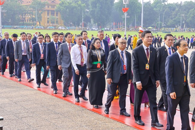 Đoàn đại biểu tham dự Đại hội đại biểu toàn quốc MTTQ Việt Nam lần thứ XI vào Lăng viếng Chủ tịch Hồ Chí Minh