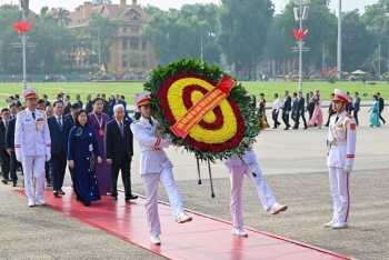 Đoàn đại biểu tham dự Đại hội đại biểu toàn quốc MTTQ Việt Nam lần thứ XI vào Lăng viếng Chủ tịch Hồ Chí Minh