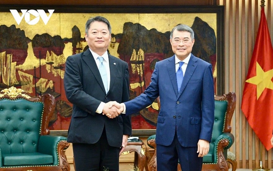 Vietnamese Prime Minister Le Minh Hung (R) receives Yamanashi Governor Nagasaki Kotaro in Hanoi on May 11 Vietnamese Prime Minister Le Minh Hung (R) receives Yamanashi Governor Nagasaki Kotaro in Hanoi on May 11