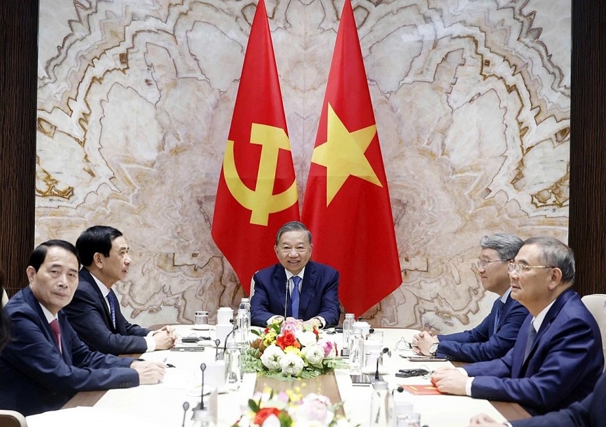 Vietnamese Party General Secretary and State President To Lam (C) and other senior Party and State officials during phone talks with Swiss President Guy Parmelin, from Hanoi on May 11. (Photo: VNA) Vietnamese Party General Secretary and State President To Lam (C) and other senior Party and State officials during phone talks with Swiss President Guy Parmelin, from Hanoi on May 11. (Photo: VNA)