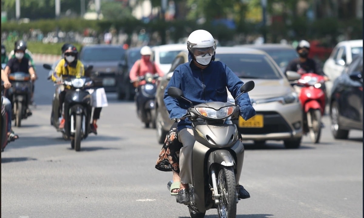 Thời tiết hôm nay (12/5): Hà Nội nắng nóng, chiều tối có mưa dông, cảnh báo đề phòng lốc sét Thời tiết hôm nay (12/5): Hà Nội nắng nóng, chiều tối có mưa dông, cảnh báo đề phòng lốc sét