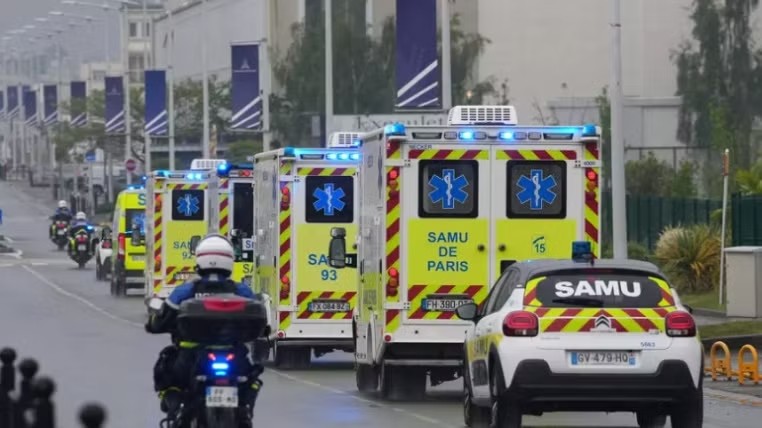 Xe cứu thương chở bệnh nhân có triệu chứng nghi nhiễm virus Hanta từ sân bay Bourget ở ngoại ô Paris tới bệnh viện Bichat ngày 10/5. (Ảnh: Báo Nhân dân) Xe cứu thương chở bệnh nhân có triệu chứng nghi nhiễm virus Hanta từ sân bay Bourget ở ngoại ô Paris tới bệnh viện Bichat ngày 10/5. (Ảnh: Báo Nhân dân)