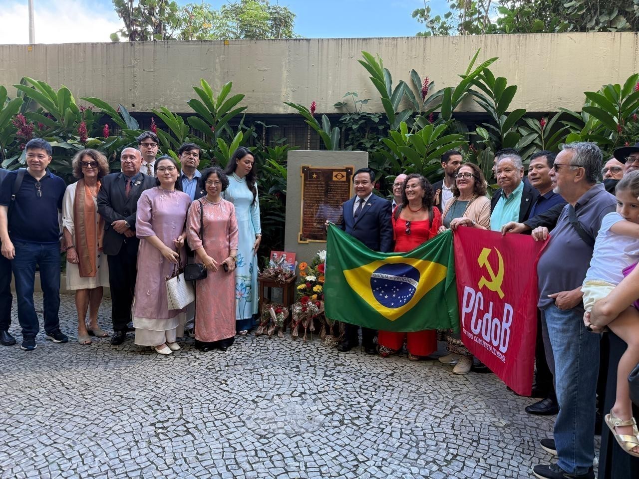 Lễ dâng hoa tại Biển kỷ niệm tôn vinh Chủ tịch Hồ Chí Minh tại thành phố Rio de Janeiro. Ảnh: TTXVN Lễ dâng hoa tại Biển kỷ niệm tôn vinh Chủ tịch Hồ Chí Minh tại thành phố Rio de Janeiro. Ảnh: TTXVN